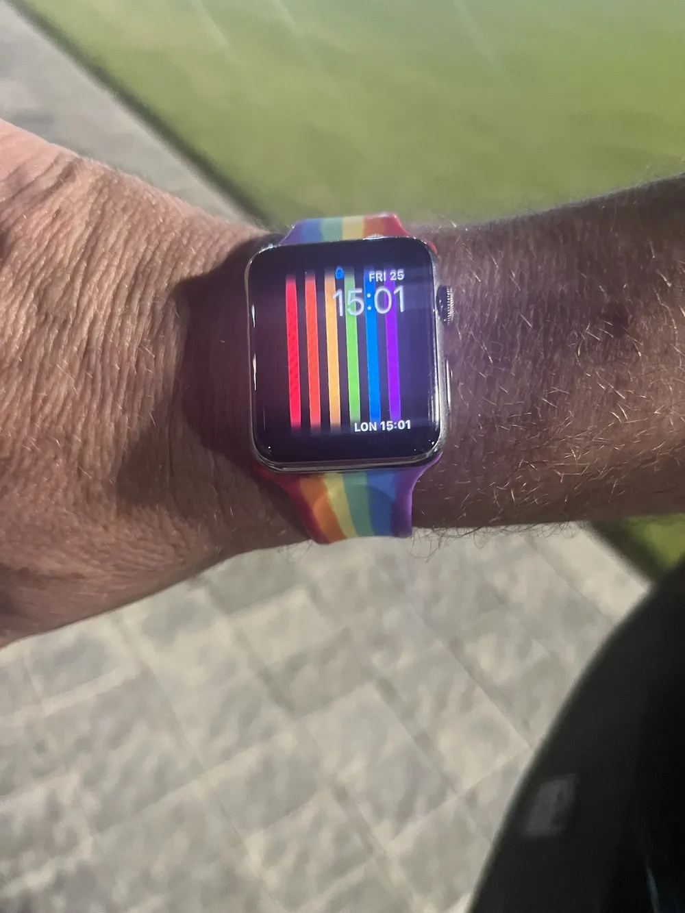 Relógio de cinegrafista da BBC incomodou seguranças de estádio da Copa do Mundo por ter pulseira e visor com as cores de arco-íris