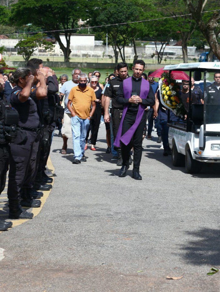 Familiares e amigos compareceram no cemitério Jardim da Saudade para se despedir de Luiz Carlos