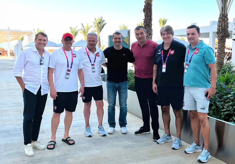 Os ex-jogadores Dejan Petkovic e Zoran Lakovic se encontraram com a delegação da Sérvia no Catar