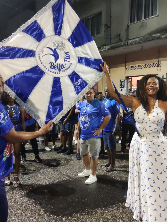 Claudinho e Selminha Sorriso no primeio ensaio de rua da Beija-Flor para o Carnaval 2023