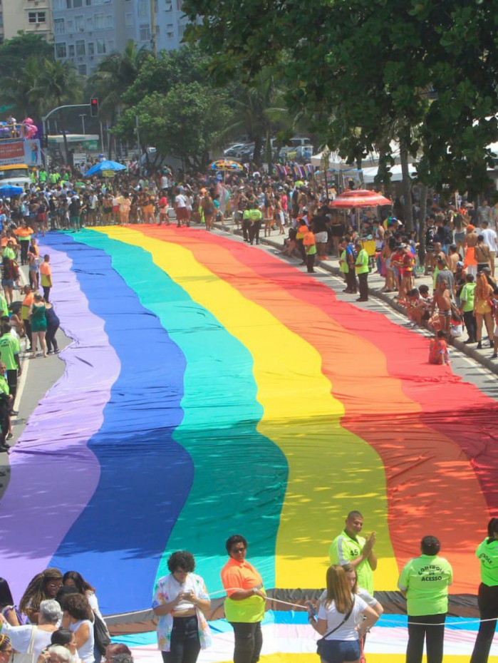 Orla de Copacabana foi preenchida com uma bandeira de 124 metros de comprimento, trazendo também as cores que representam a luta antirracista, a bandeira do movimento trans e de pessoas intersexo