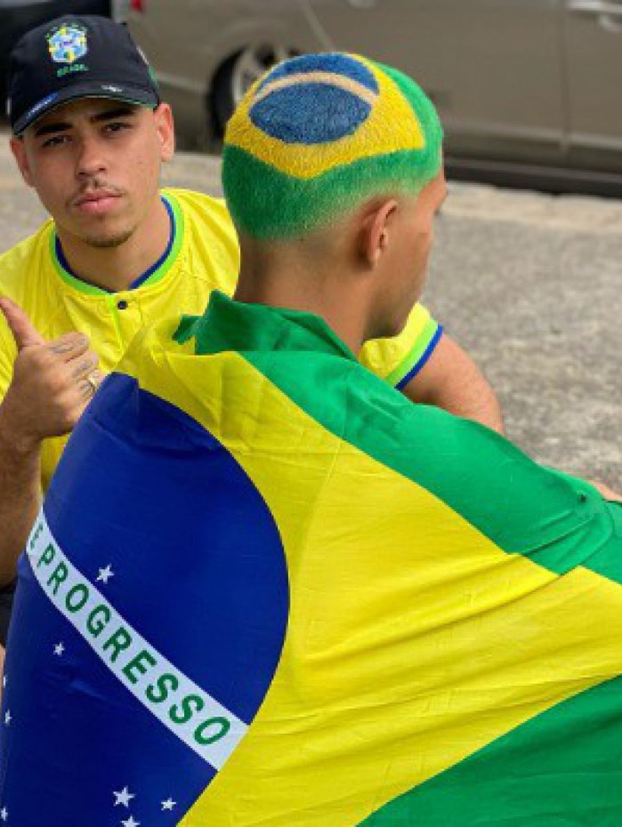 Barbeiro de Resende viraliza com pintura da bandeira do Brasil no cabelo