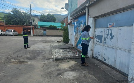 Concessionária de água e esgoto de Nova Iguaçu faz atendimento em residências