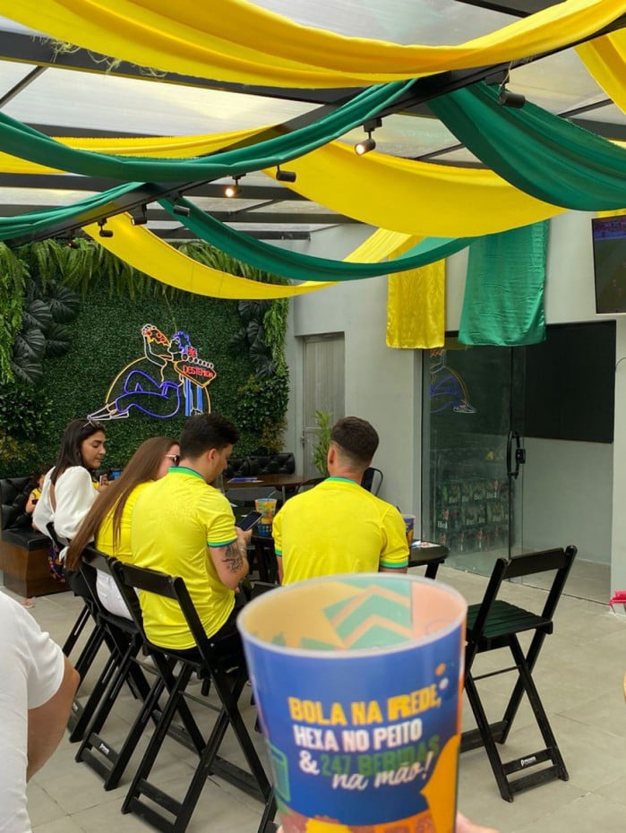 No Centro, torcedores podem assistir ao jogo e saborear as bebidas da 247 e as pizzas da Destemida