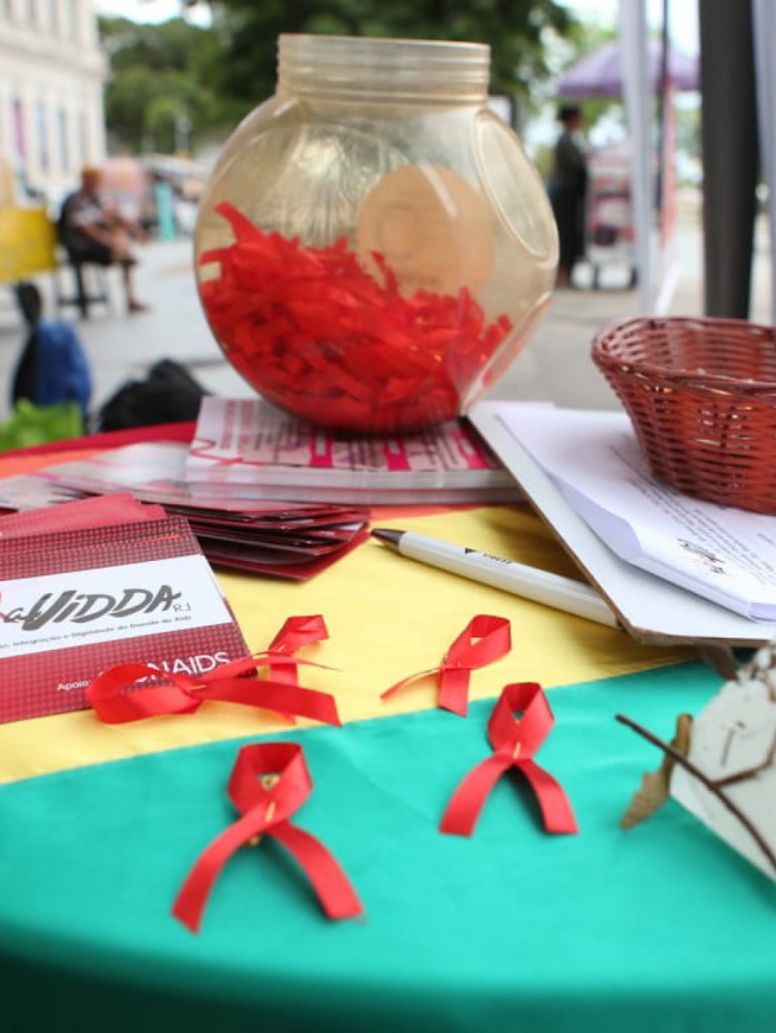 Grupo Pela Vidda distribui la&ccedil;os vermelhos, que simbolizam a luta e a solidariedade frente ao HIV