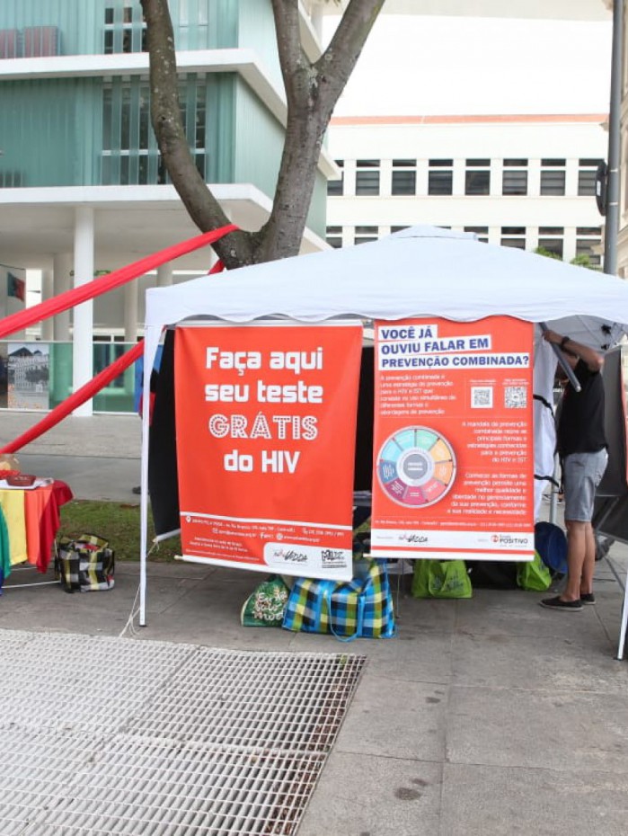 Grupo Pela Vidda realizou testagem r&aacute;pida de HIV com fluido oral na Pra&ccedil;a Mau&aacute;
