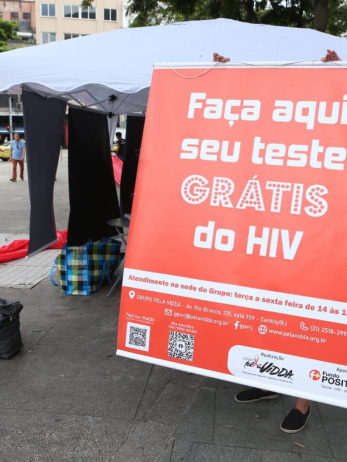 Grupo Pela Vidda realizou testagem r&aacute;pida de HIV com fluido oral na Pra&ccedil;a Mau&aacute;