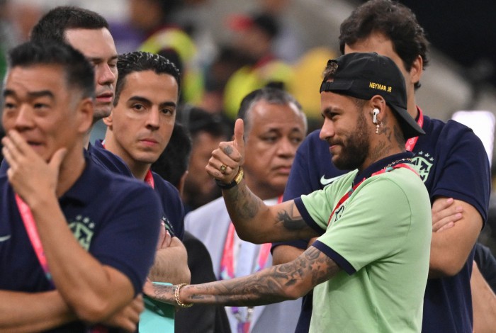 Neymar esteve no estádio acompanhando derrota do Brasil para Camarões