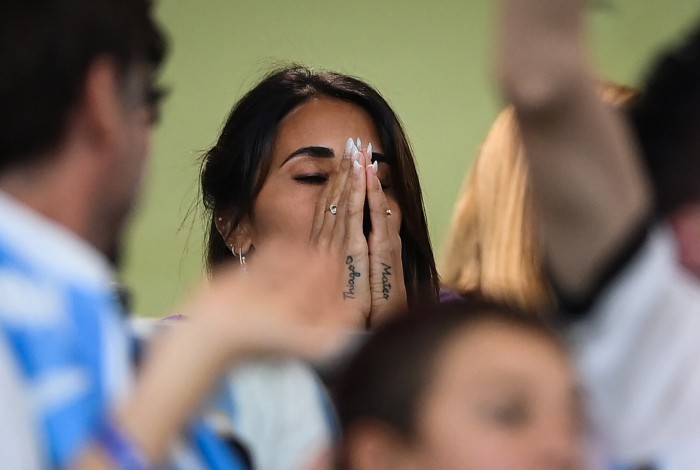 Antonela Roccuzzo, esposa de Messi, se emociona após ver o camisa 10 em campo pela milésima vez na carreira