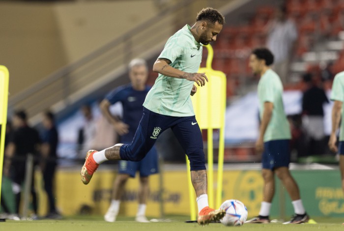 Neymar voltou a treinar no campo