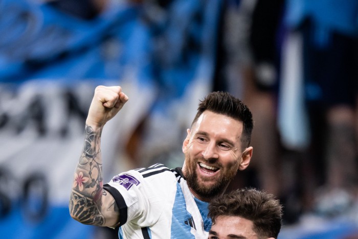 Messi e Juli&aacute;n &Aacute;lvarez