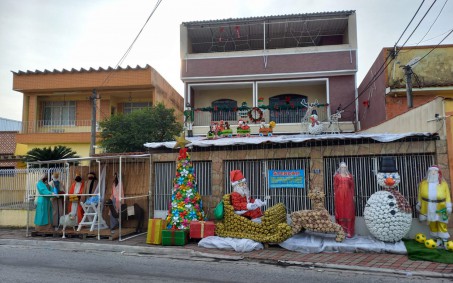 Artesã promove décima-quarta decoração de Natal em Nova Iguaçu