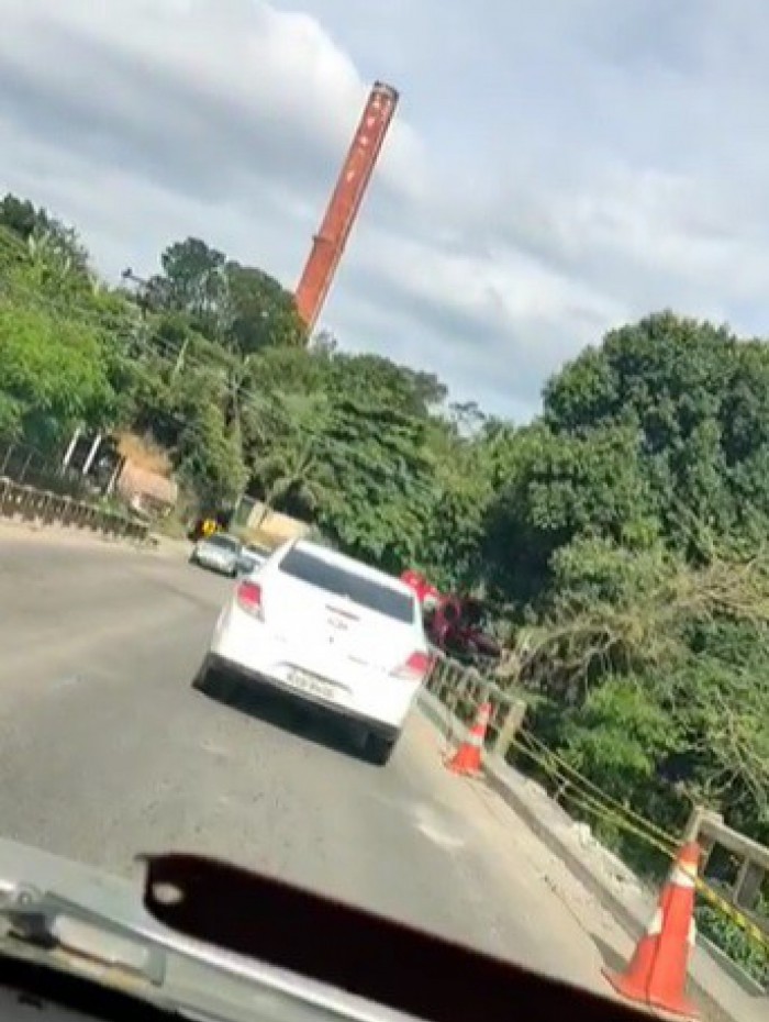 Bombeiros fazem buscas por carro que caiu no Rio Guandu, na Baixada Fluminense