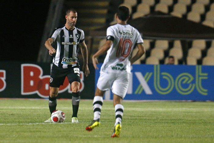 Carli e Nenê em jogo entre Botafogo e Vasco pelo Cariocão 2022