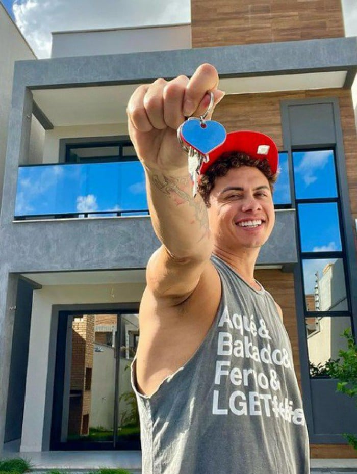 Silvero Pereira compra a casa própria