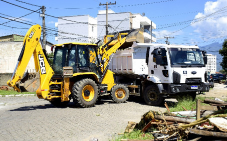 Resende realiza retirada de entulhos
