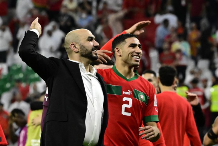 Um dos destaques de Marrocos, Hakimi celebra a classificação inédita para as quartas de final da Copa do Mundo com o técnico Walid Regragui
