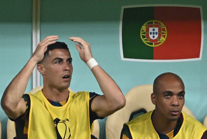 Cristiano Ronaldo foi reserva na partida contra a Suíça