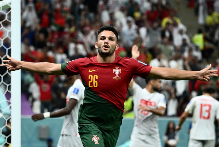 Gonçalo Ramos fez três gols na goleada de Portugal contra a Suíça. Na classificação do Marrocos diante da Espanha, o goleiro Bono brilhou e virou herói