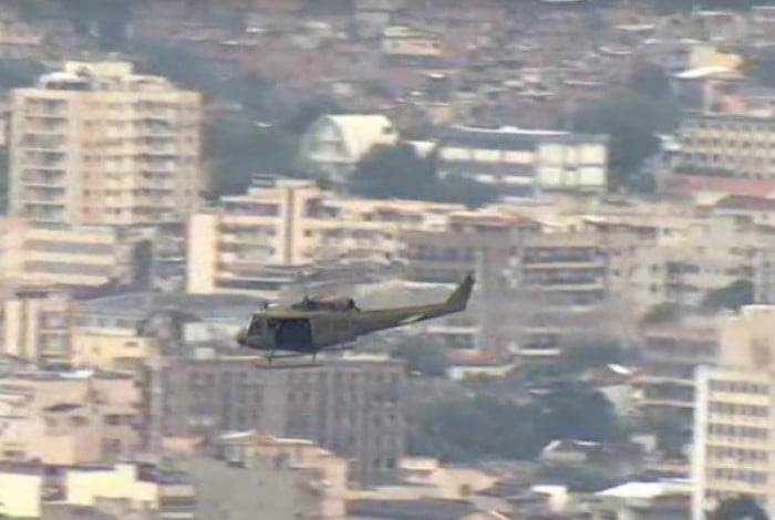 Helicóptero da PM sobrevoa a região da Praça Seca nesta quarta-feira