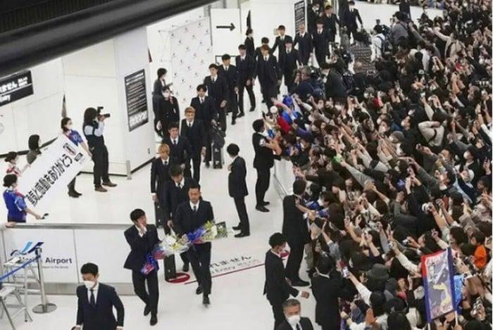 Japão foi recebido por multidão no aeroporto