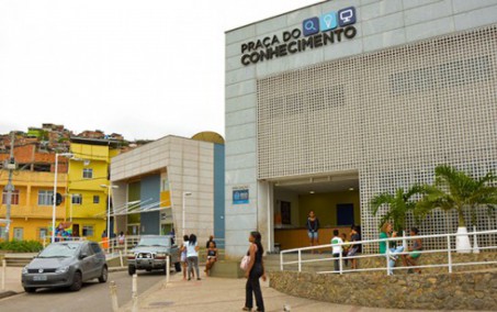 Alunos do Complexo do Alemão participam da campanha de natal dos Correios