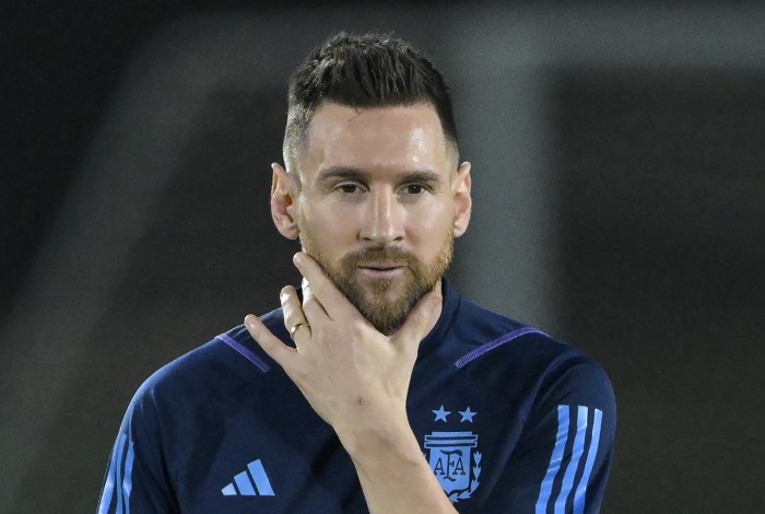 Argentina's forward #10 Lionel Messi (C) takes part in a training session at Qatar University in Doha on December 8, 2022, on the eve of the Qatar 2022 World Cup quarter-final football match between The Netherlands and Argentina.
JUAN MABROMATA / AFP