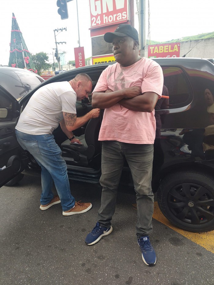 Após revista, policiais acharam o telefone no carro de Claudio Santos