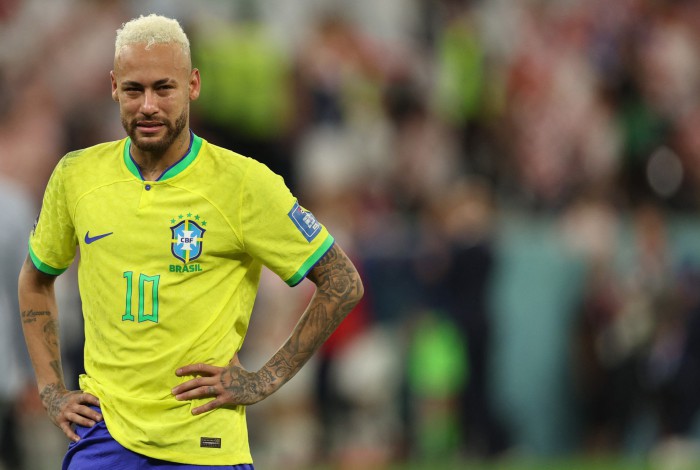 Neymar chorou bastante após a eliminação do Brasil da Copa do Mundo