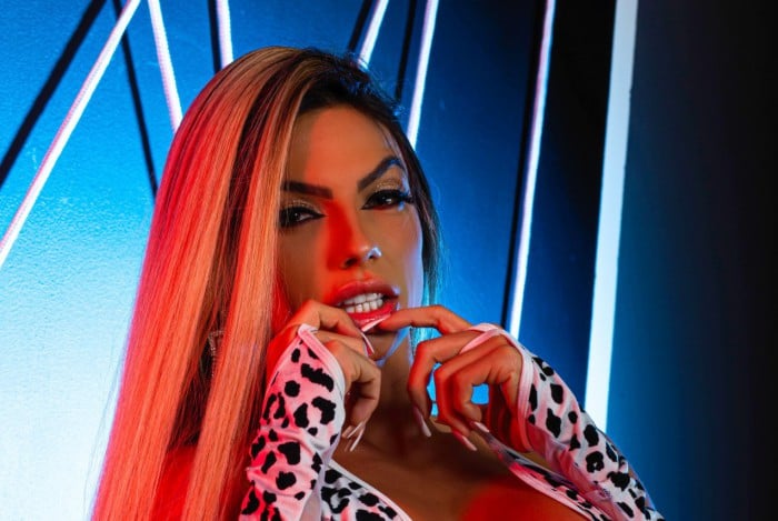  Instagram: @deboragoomesoficial