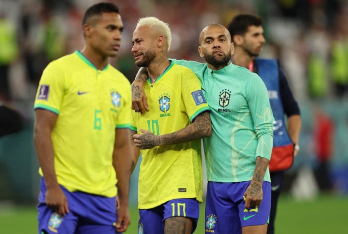 Daniel Alves consola Neymar 