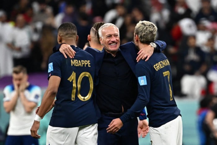 Didier Deschamps festejando a vaga na semifinal da Copa do Mundo com Mbappé e Griezmann