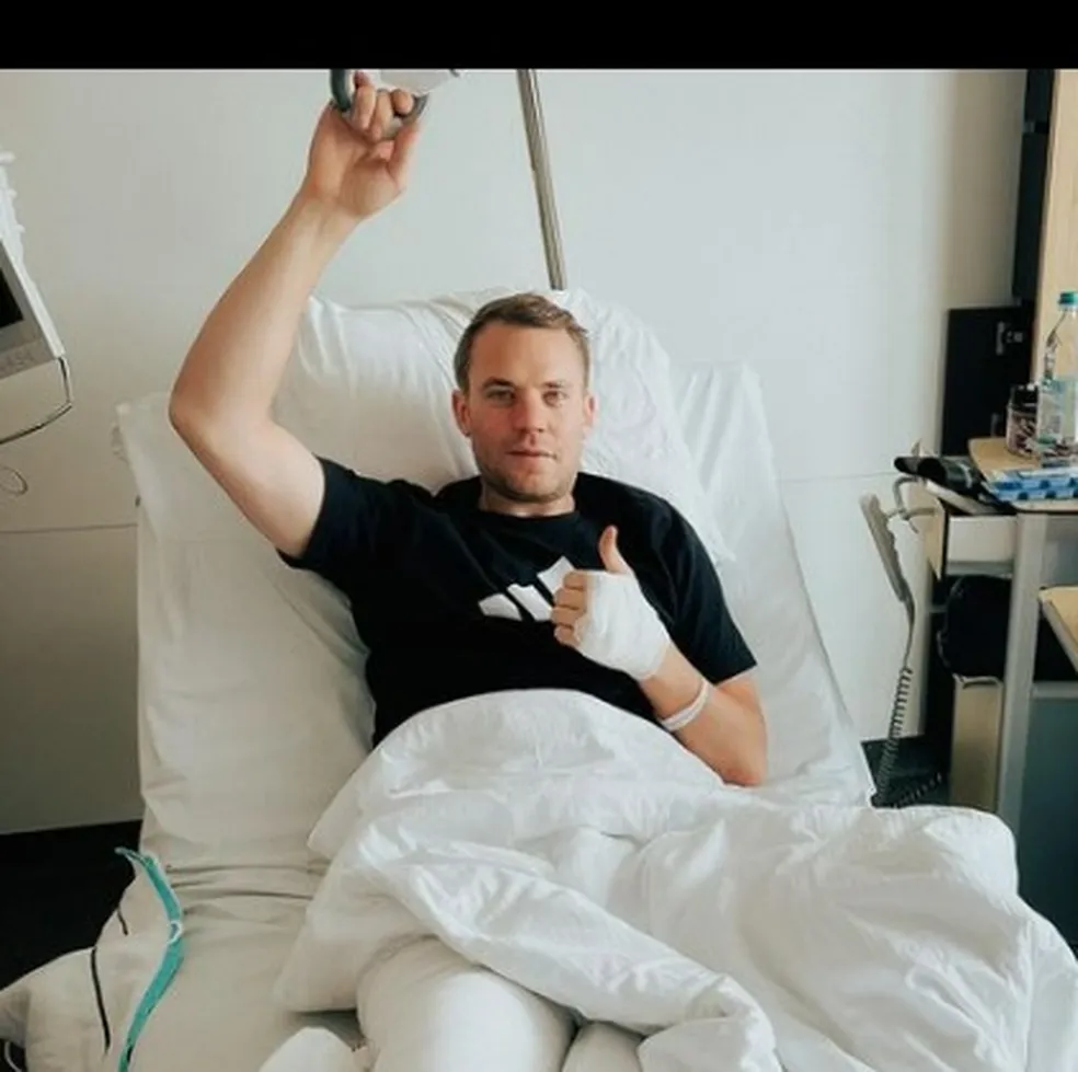 Neuer postou foto no hospital após fraturar a perna
