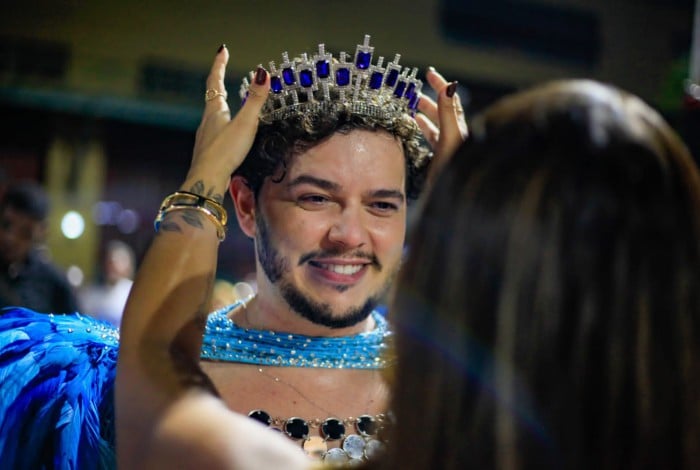 Juarez Souza é coroado como rei da bateria da Acadêmicos de Niterói