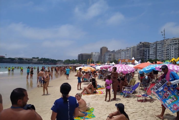 Cariocas aproveitam primavera com gostinho de verão na Praia de Copacabana, Zona Sul