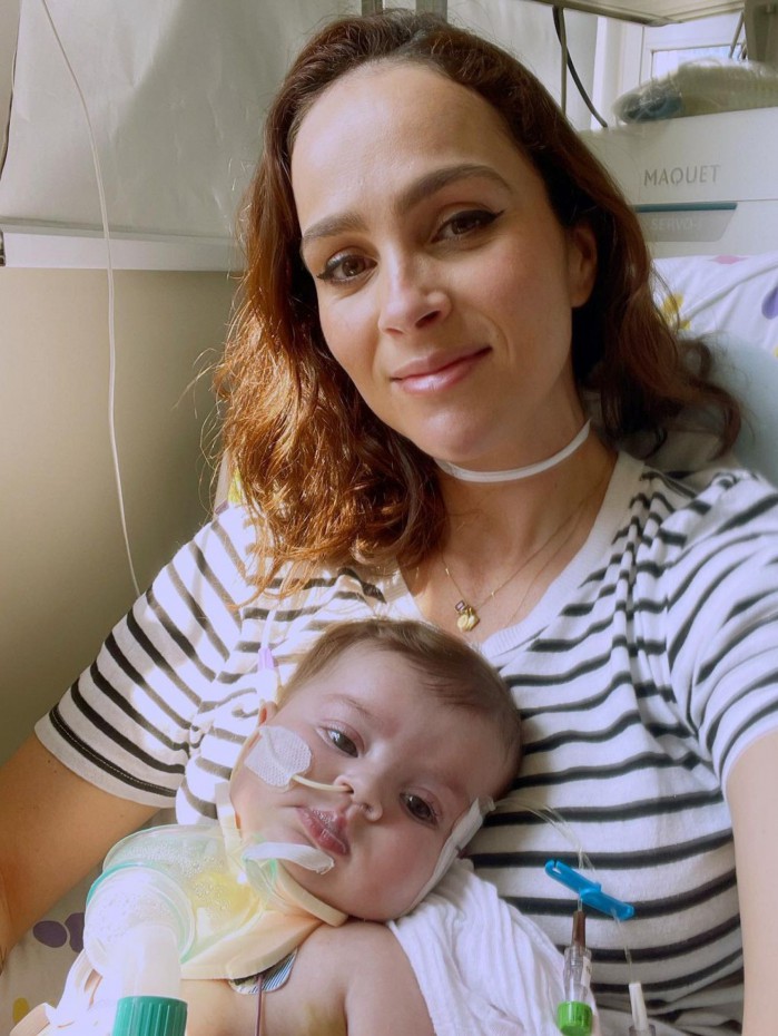 Letícia Cazarré posta foto com a filha, Maria Guilhermina, que segue internada na UTI para tratar problema no coração