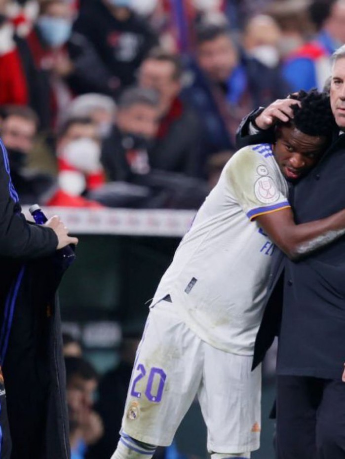 Treinador abra&ccedil;a Vini Jr.: ele j&aacute; trabalhou com muitos jogadores brasileiros