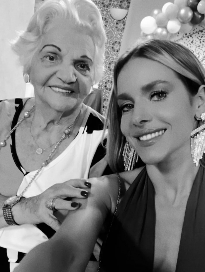 Monique Alfradique lamenta morte da av&oacute;, Therezinha Alfradique