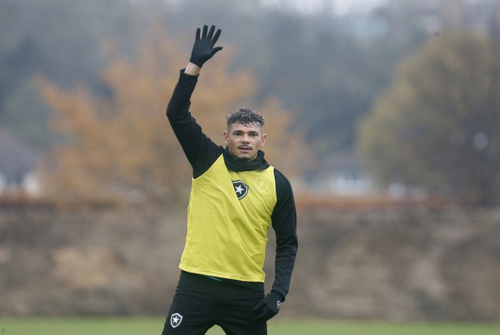 Tiquinho Soares. Treino do Botafogo no CT do Crystal Palace, Beckenham. 30 de Novembro de 2022, Londres, Inglaterra, Reino Unido. Foto: Vitor Silva/Botafogo. 
Imagem protegida pela Lei do Direito Autoral Nº 9.610, DE 19 DE FEVEREIRO DE 1998. Sendo proibido qualquer uso comercial, remunerado e manipulacao/alteracao da obra.
