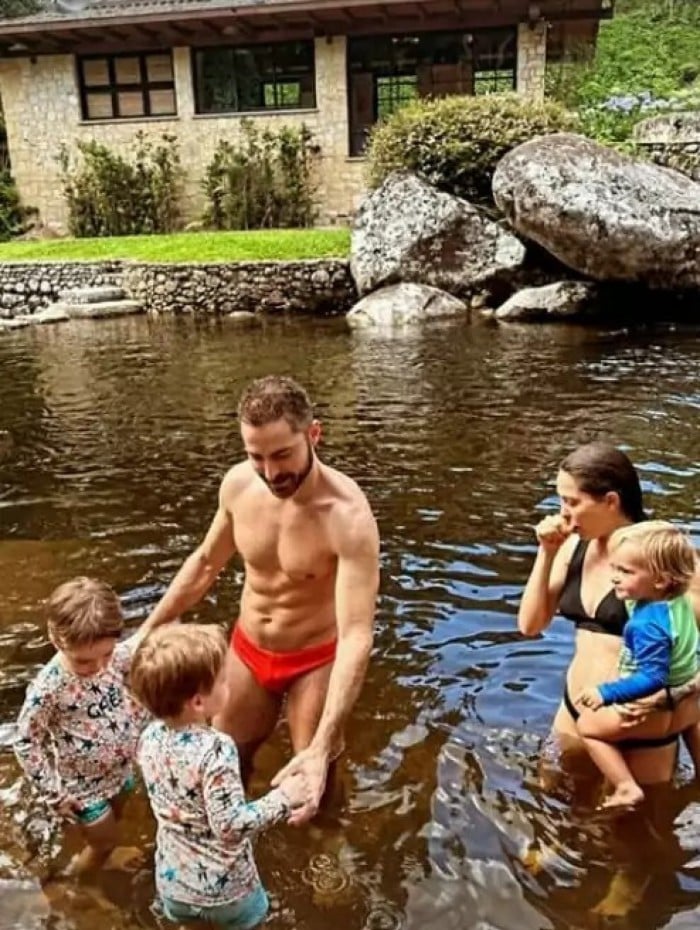 Thales Bretas mostra dia refrescante com os filhos, Romeu e Gael