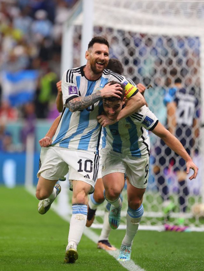 Messi e Juli&aacute;n &Aacute;lvarez, n&uacute;mero 9, atacante