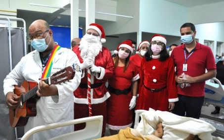 Pacientes do Hospital de Emergência recebem cantata de natal