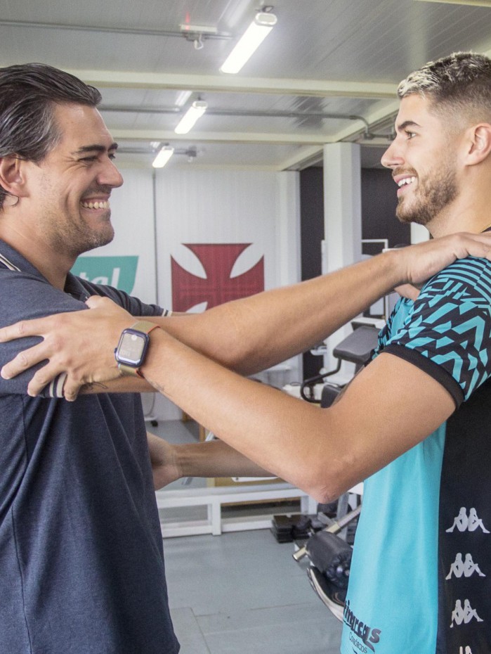 Pedro Raul chega para seu primeiro dia de trabalho no CT Moacyr Barbosa do Vasco da Gama em 16 de dezembro de 2022. Foto: Daniel RAMALHO/VASCO
