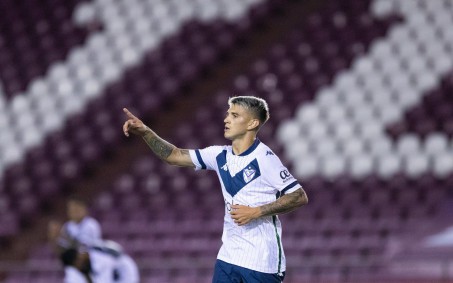 CEO do Vasco está na Argentina para tentar concluir a negociação por Orellano, do Vélez