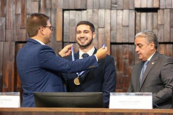 Pedro Figueiredo recebe Medalha Tiradentes na Alerj