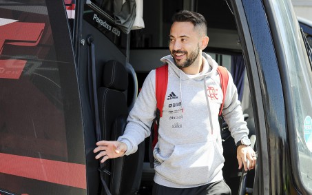 Zagueiro do Flamengo espera a pré-temporada para definir futuro