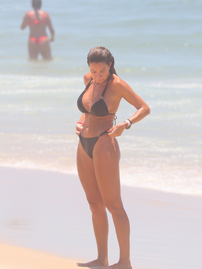 Bárbara Coelho curte o dia de Natal na Praia da Barra da Tijuca, na Zona Oeste do Rio