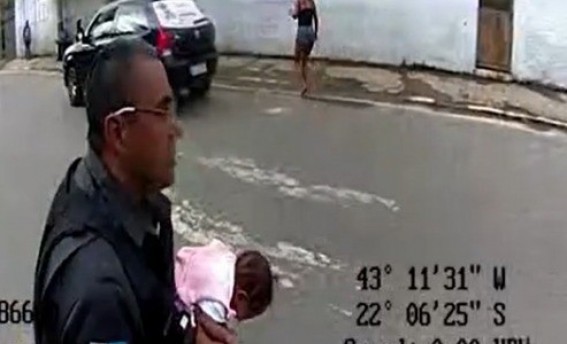 Pm Salva Bebê Engasgado Em Três Rios Mh Geral