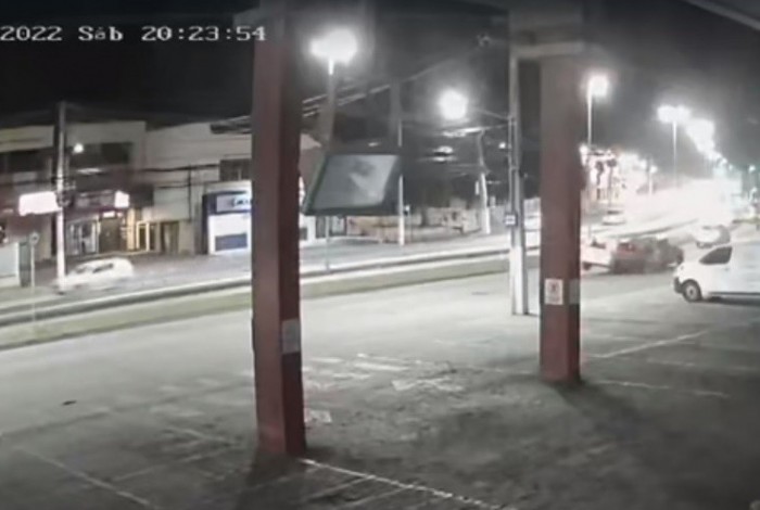 Câmera de segurança registra momento que motorista alcoolizado colide com carro da família do pequeno Davi Pelegrino em Itaipu, Região Oceânica de Niterói