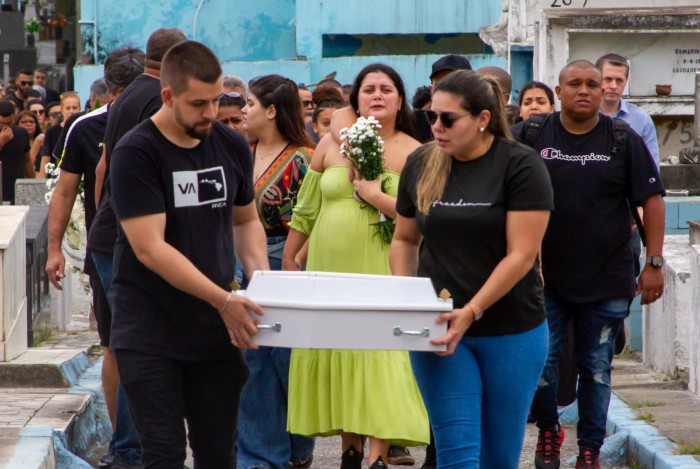 Enterro de Davi Pelegrino, de 1 mês e 15 dias, aconteceu ontem no Cemitério Municipal de São Gonçalo